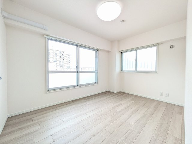 高尾スカイハイツの子供部屋|～5.5帖の洋室　2面採光で明るく風通しの良いお部屋です～