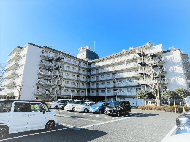 高尾スカイハイツのエントランス|～徒歩10分圏内に子育て施設・大型ショッピングモールが揃っています～