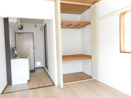 キッチン横に収納があります