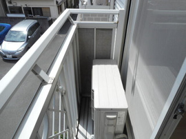 室外機はバルコニーにあります