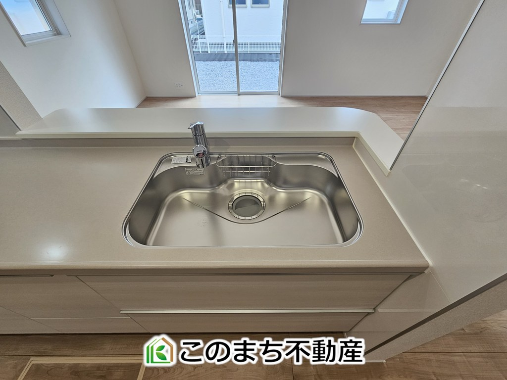 LiveleGarden.S下野市上大領のキッチン|ビルトイン型浄水器を内蔵したキッチン水栓。お米を研いだり、野菜を洗ったりするときなど用途に応じてワンタッチで浄水に切り替えが可能です。カートリッジ式なので、フィルターを簡単に交換する事が出来ます。