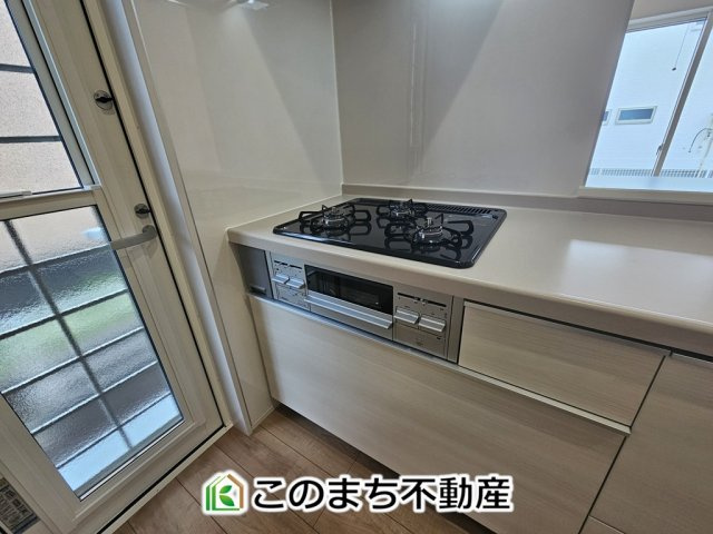 LiveleGarden.S下野市上大領のキッチン|三ツ口コンロ採用で、同時調理もスムーズ◎！お料理を並べられるカウンター付きで、配膳・片付けをサポート！リビングで過ごすご家族とコミュニケーションを楽しみながら作業可能です♪