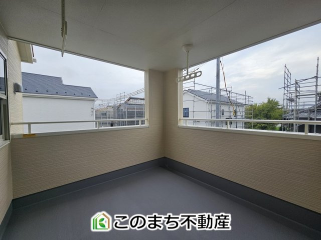 LiveleGarden.S下野市上大領のバルコニー|南向きの大型バルコニーは陽当り良好で、たっぷりのお洗濯物もよく乾きます！
さらにインナーバルコニーなので雨の日でも安心してお出かけできますね♪