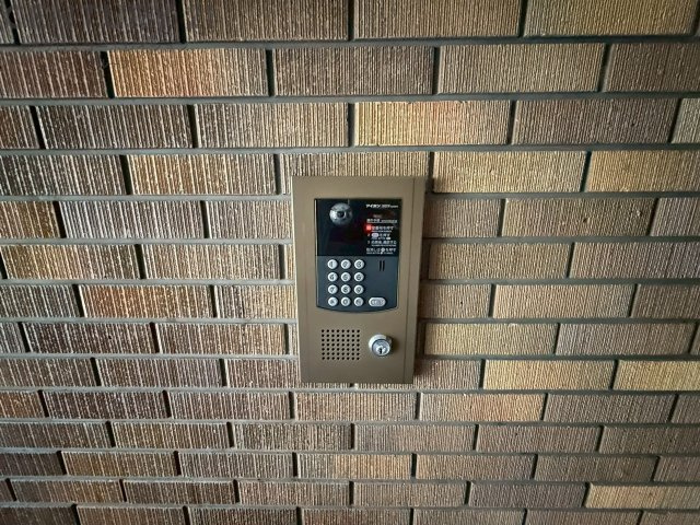  エントランスにはオートロックが完備されています。