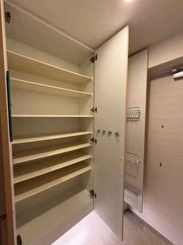 ワコーレ舞子海岸通の玄関|収納もある玄関です
