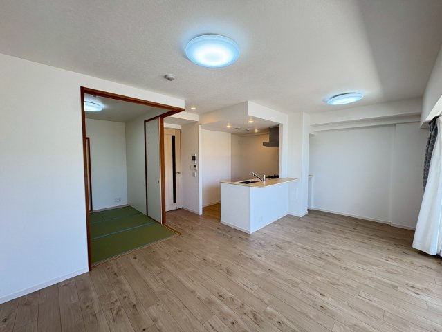 ワコーレ舞子海岸通の居間・リビング|リビングは家具の配置がしやすく併設の和室まで開けると開放感UP！