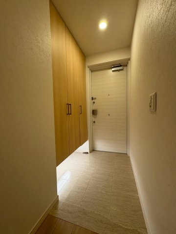 ワコーレ舞子海岸通の玄関|玄関はシンプルですが足元灯もあり豪華な雰囲気に！