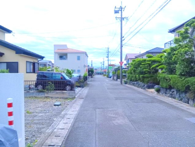 売土地　焼津市石津港町の前面道路含む現地写真|前面道路は直線で見通しが良いです！