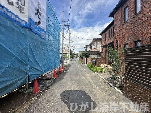 藤沢市鵠沼松が岡２丁目　新築戸建の前面道路含む現地写真|6月8日撮影　建築中　現地外観
