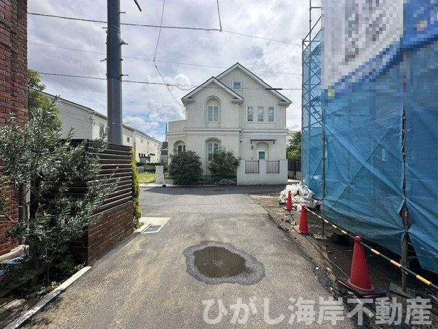 藤沢市鵠沼松が岡２丁目　新築戸建の前面道路含む現地写真|6月8日撮影　建築中　現地外観