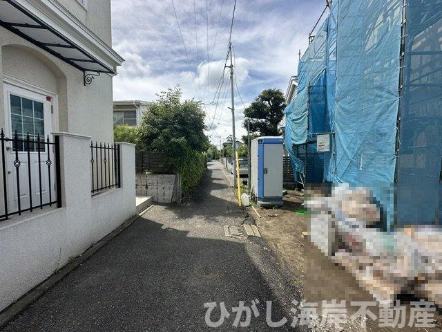 藤沢市鵠沼松が岡２丁目　新築戸建の前面道路含む現地写真|6月8日撮影　建築中　現地外観