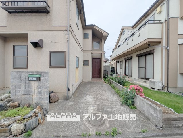 武蔵村山市学園１丁目の中古一戸建の玄関|【Warm Light】
◆ぬくもりに満ちた場所◆
差し込む陽だまりが、心の奥までやさしく照らす。過ごすほどに、この場所が帰りたくなる存在へと変わっていく。