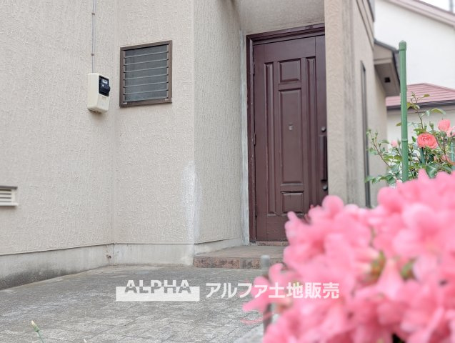 武蔵村山市学園１丁目の中古一戸建の玄関|【Quiet Comfort】
◆静けさとともに◆
外の喧騒を忘れさせる落ち着きが、日々に余白を生む。ここでの時間が、自然と笑顔を増やしていく。