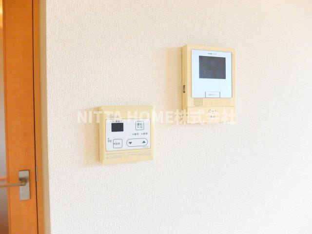 オレンジアイビー・柏原	のセキュリティ|ＴＶインターホン、給湯器のスイッチです＊