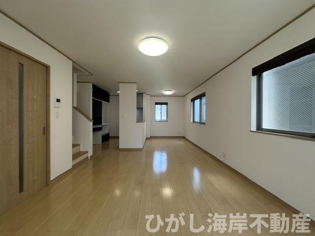 茅ヶ崎市甘沼　中古戸建の居間・リビング|新規リフォーム完了！　17.9帖　LDK