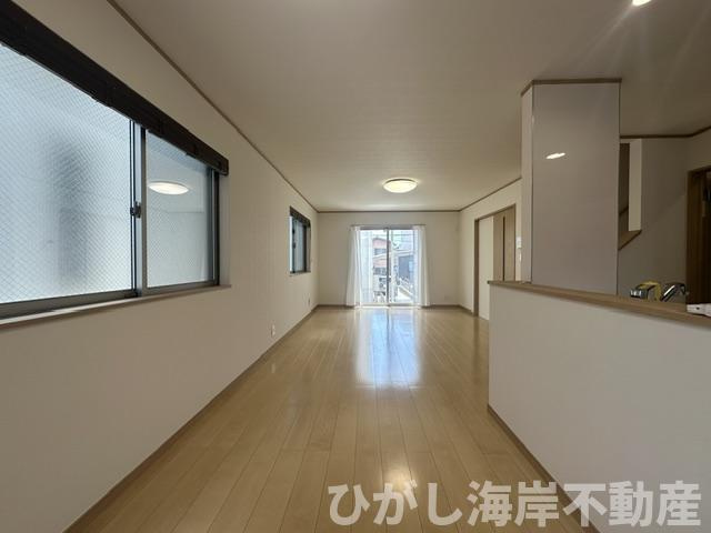茅ヶ崎市甘沼　中古戸建の居間・リビング|新規リフォーム完了！　17.9帖　LDK