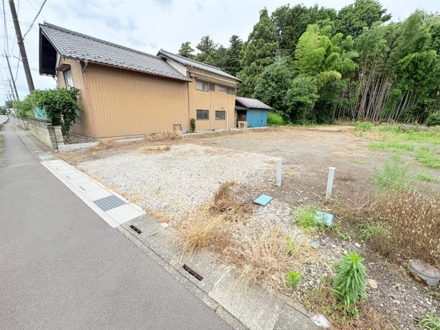 川越市天沼新田　建築条件なし売地　東武東上線『鶴ヶ島駅』徒歩11分　【名細小学区】の前面道路含む現地写真