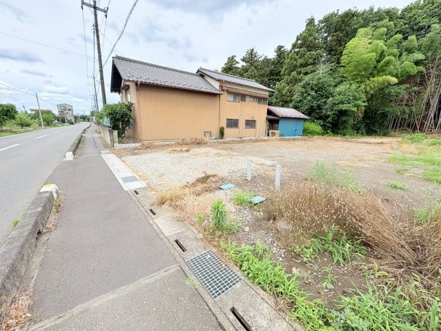 川越市天沼新田　建築条件なし売地　東武東上線『鶴ヶ島駅』徒歩11分　【名細小学区】の前面道路含む現地写真