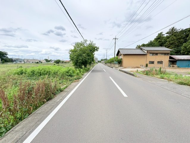 川越市天沼新田　建築条件なし売地　東武東上線『鶴ヶ島駅』徒歩11分　【名細小学区】の前面道路含む現地写真