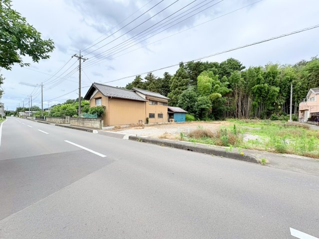 川越市天沼新田　建築条件なし売地　東武東上線『鶴ヶ島駅』徒歩11分　【名細小学区】の前面道路含む現地写真