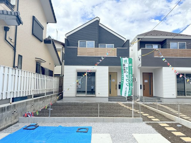 【外観】 | 川越市稲荷町　新築一戸建住宅　全2棟　（ふじみ野店） | カースペースは間口が広く駐車ラクラク！