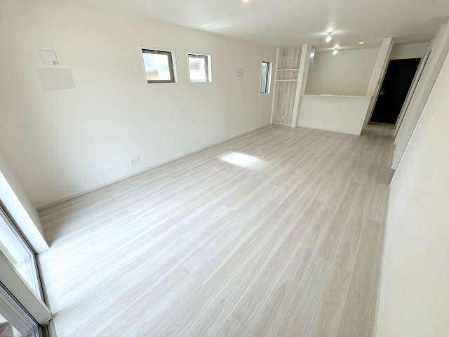 【居間・リビング】 | 川越市稲荷町　新築一戸建住宅　全2棟　（ふじみ野店） | リビングを見渡せるキッチン