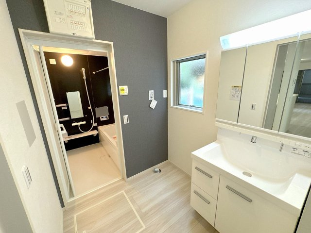 【脱衣所】 | 川越市稲荷町　新築一戸建住宅　全2棟　（ふじみ野店） | 洗面脱衣所に隣接した1坪のサニタリースペース