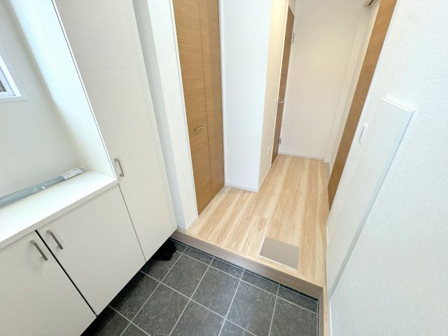 【玄関】 | 川越市稲荷町　新築一戸建住宅　全2棟　（ふじみ野店） | 白と木目調が温かい空間を演出します。