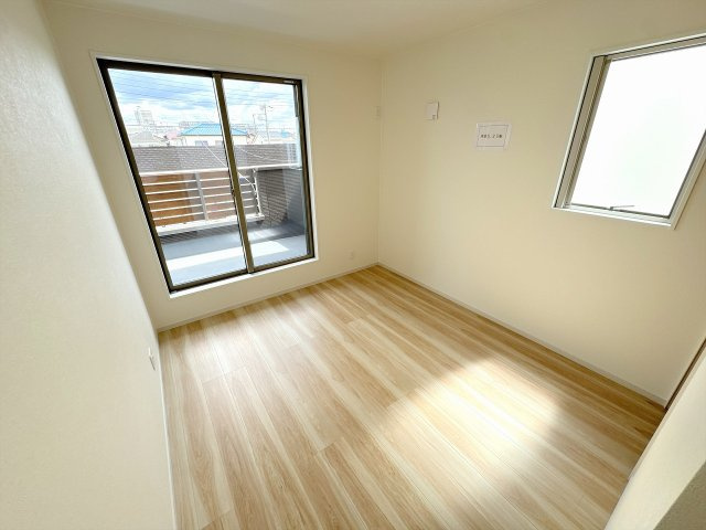 【洋室】 | 川越市稲荷町　新築一戸建住宅　全2棟　（ふじみ野店） | バルコニー側5.25帖。二面採光で陽当り良好です。