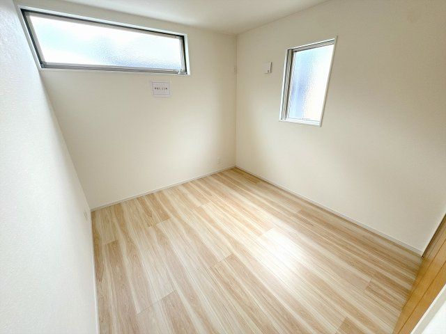 【洋室】 | 川越市稲荷町　新築一戸建住宅　全2棟　（ふじみ野店） | 北東5.25帖。二面採光で陽当り良好です。