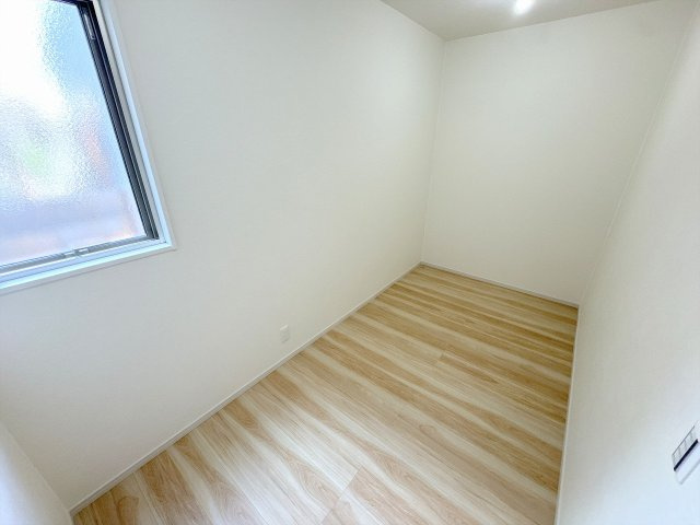 【収納】 | 川越市稲荷町　新築一戸建住宅　全2棟　（ふじみ野店） | キッチン裏にあるパントリールームになります。広々とした空間のため、食材のストックや普段使わない調理器具などを収納したりなど用途は様々です。