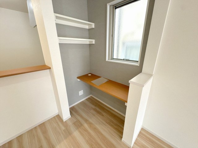 【居間・リビング】 | 川越市稲荷町　新築一戸建住宅　全2棟　（ふじみ野店） | テレワークもできるカウンター完備。