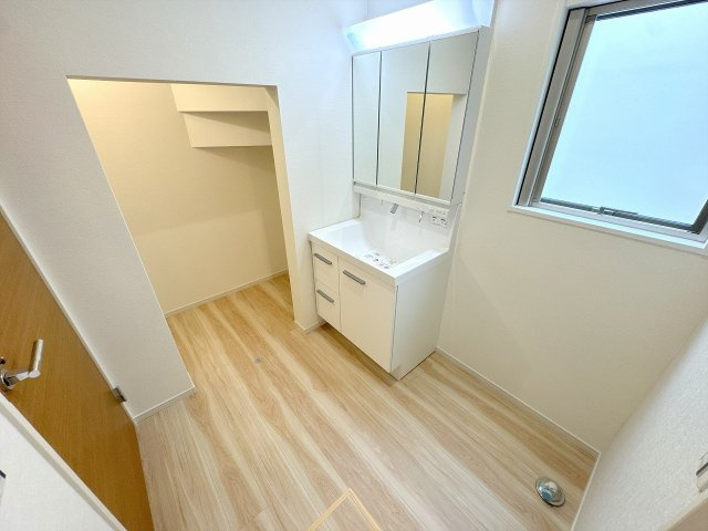 【独立洗面台】 | 川越市稲荷町　新築一戸建住宅　全2棟　（ふじみ野店） | 三面鏡で朝の身支度もばっちり。独立洗面台横には収納できるスペースを完備。