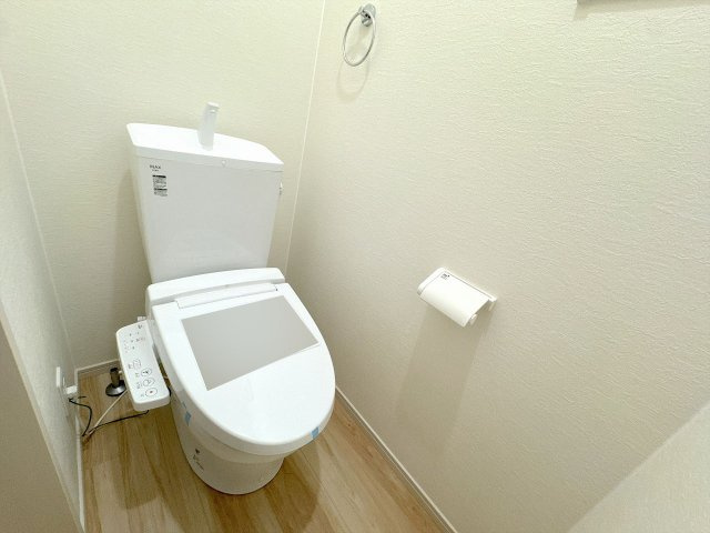 【トイレ】 | 川越市稲荷町　新築一戸建住宅　全2棟　（ふじみ野店） | 温水洗浄機付き便座になります。