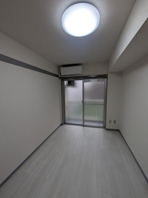 白を基調とした明るいお部屋です