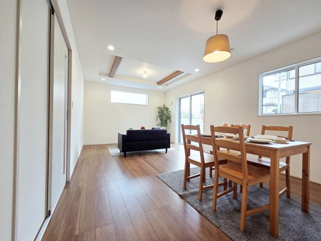 【居間・リビング】 | 東海市加木屋町鎌吉良根　1号棟【仲介手数料0円】