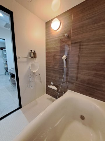 【北見市高栄西町】見た目はホテルライク、中身は超高性能！最新モデルハウス♪の浴室|木目調の壁が落ち着く♪一日の疲れを癒やす贅沢バスタイム