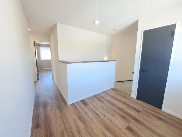 【北見市高栄西町】見た目はホテルライク、中身は超高性能！最新モデルハウス♪の内装|広々とした2階ホール♪木目の床が心地いい開放的な空間