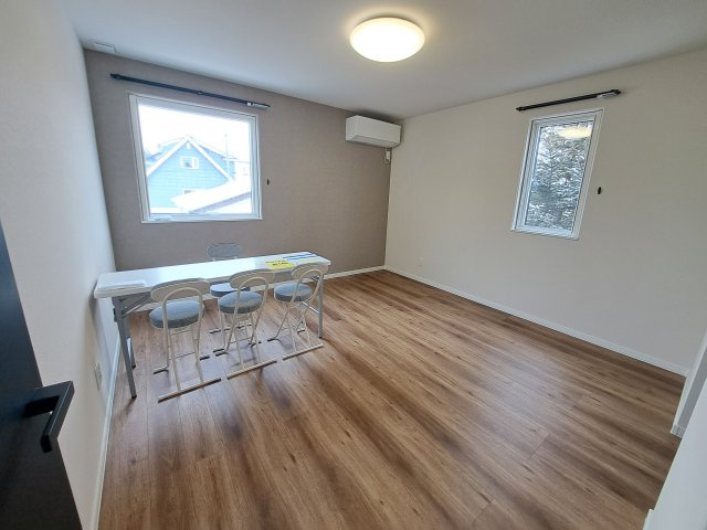 【北見市高栄西町】見た目はホテルライク、中身は超高性能！最新モデルハウス♪の洋室|アクセントクロスがお洒落♪2面採光で明るい広々洋室です！