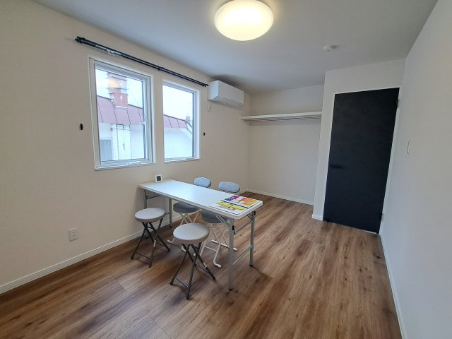 【北見市高栄西町】見た目はホテルライク、中身は超高性能！最新モデルハウス♪の洋室|窓から光がたっぷり差し込む。収納付きで快適な洋室です♪