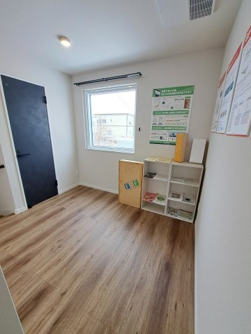 【北見市高栄西町】見た目はホテルライク、中身は超高性能！最新モデルハウス♪の洋室|大きな窓から心地いい光が届く！子ども部屋や書斎にも最適♪