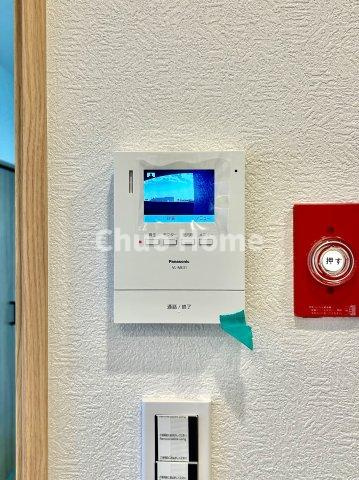 東和ファイナンスのセキュリティ|【モニターホン】誰が来たかすぐにわかるカラーモニター付きインターホン。通話ボタンを押すまでは室内の音は漏れていませんので相手を確かめてから応対できます。