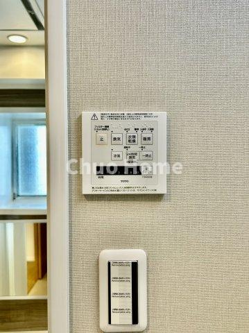 東和ファイナンスの内装|【浴室乾燥機】暖房・冷風・換気・乾燥が可能です。毎日を快適に過ごせるうれしい機能が揃っています。雨の日の洗濯物も安心です。