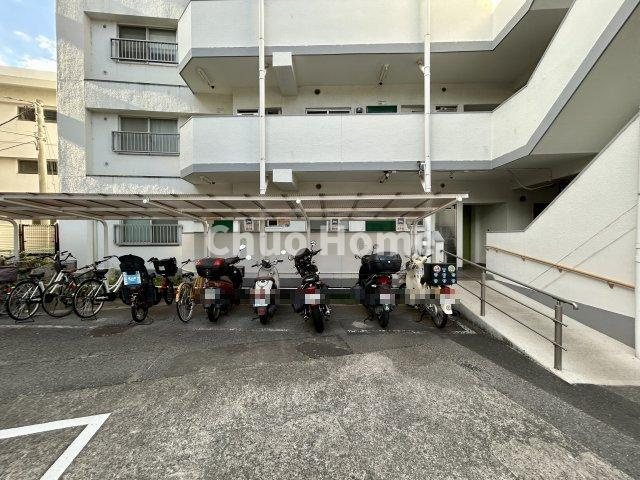 東和ファイナンスの駐車場|【バイク置場】最新の空き状況や費用などの詳細は担当スタッフまでお問い合わせください。