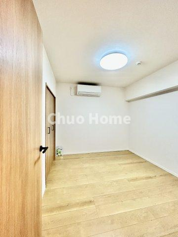 東和ファイナンスの寝室|【寝室】心と体をゆったりと安らげる主寝室。寝室のゆとりが大きい分だけ、暮らしの安らぎは深まります。一日の疲れを癒すだけでなく、ご夫婦の親密な語らいを紡ぎ出します