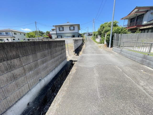 高崎市寺尾町　土地1700の前面道路含む現地写真