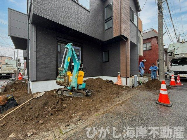 平塚市平塚2丁目  　新築戸建　全２棟の駐車場|5月28日撮影　外構工事中　現地外観