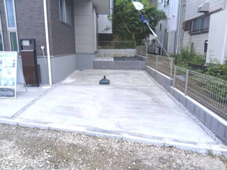 【駐車場】 | 海老名市望地2丁目  1号棟 | 北西側約8.8ｍ～約10.4ｍ公道に接道　駐車1台（車種によります）