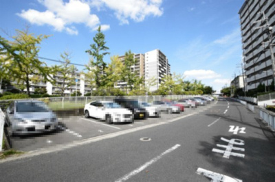 【駐車場】 | 千里桃山台住宅 | サイトに掲載されていない箇所の写真、撮影してお届けさせて頂きます！気になる物件で、見たい部分の画像が無い場合は、弊社スタッフまでご連絡下さいませ。お客様の気になる箇所を、カメラにて撮影して参ります！