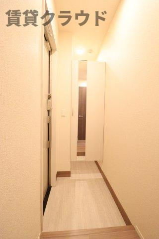 グランツ白金の玄関|お出かけ前に身だしなみチェックできる鏡付き！